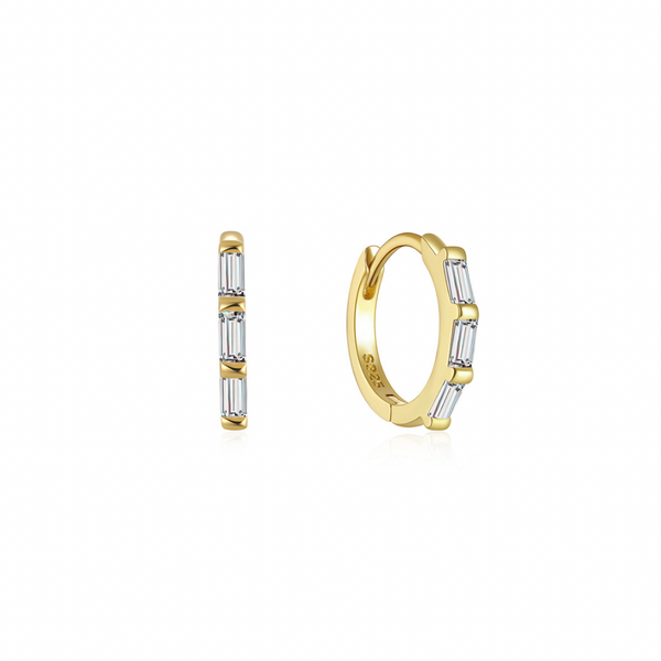 The elegant curve of this hoop earring delicately frames the lobe, complemented by a sparkling cluster of baguette-style cubic zirconia. An absolute essential in any jewelry collection  Materials: High Quality Solid 925 Sterling Silver 5A Cubic Zirconia 18K Gold /White Gold Plating