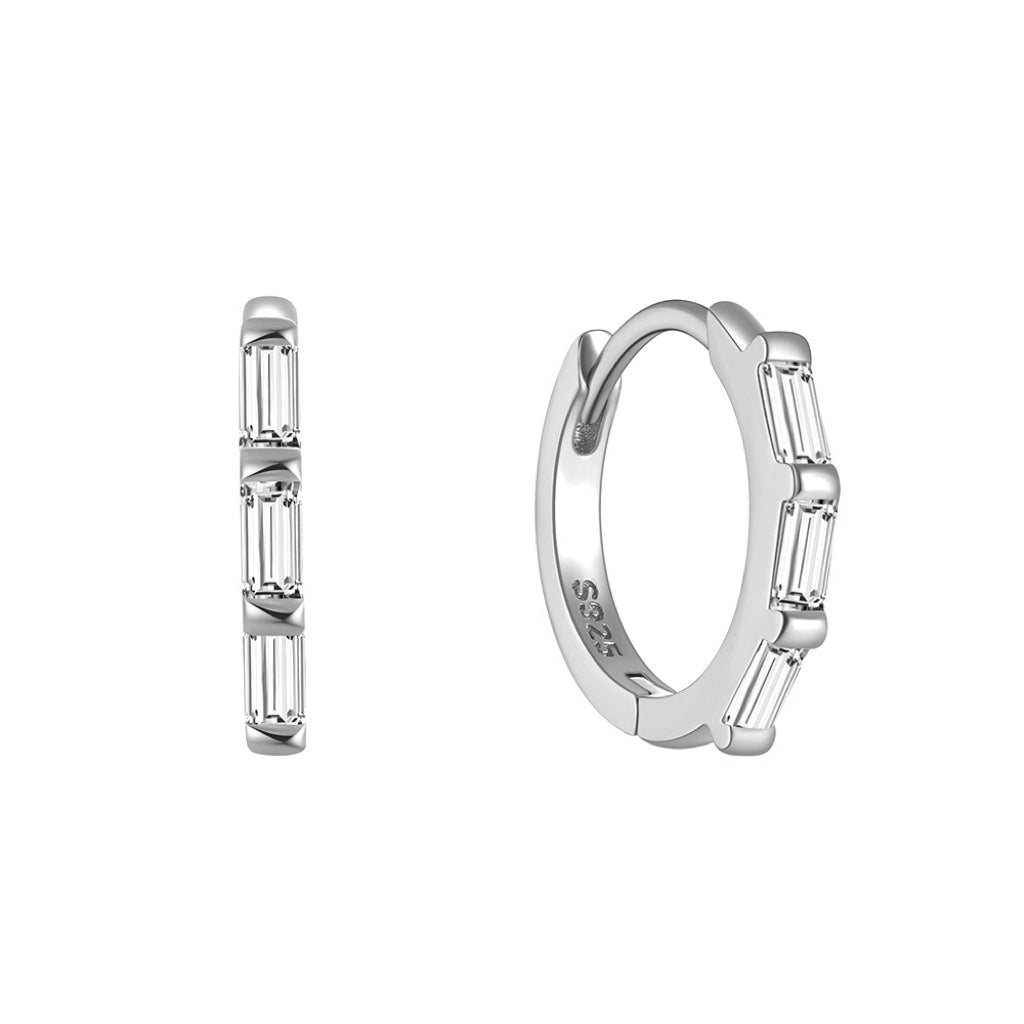 The elegant curve of this hoop earring delicately frames the lobe, complemented by a sparkling cluster of baguette-style cubic zirconia. An absolute essential in any jewelry collection  Materials: High Quality Solid 925 Sterling Silver 5A Cubic Zirconia 18K Gold /White Gold Plating