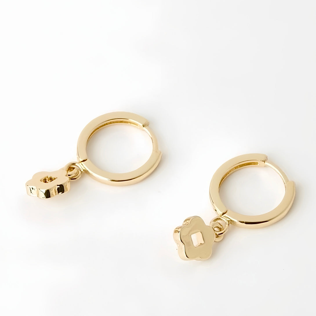 This adorable flower earrings are definitely a must-have item for this summer, bringing you a youthful and cute vibe.  Materials: Eco Brass 18K Gold Plating