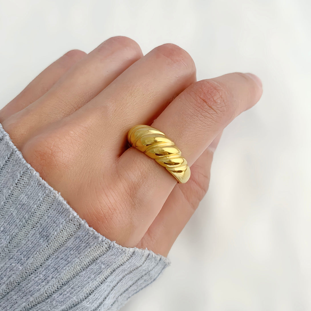 Croissant Ring, Materials: Titanium 18K Gold / White Gold Plating, Waterproof and Sweatproof